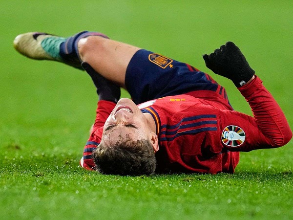 Paez Gavi zmaga się z naderwaniem więzadła krzyżowego po pośpiechu przed występem